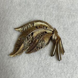 Vintage Jeri Lou Gold Feather Scarf Clip Charm